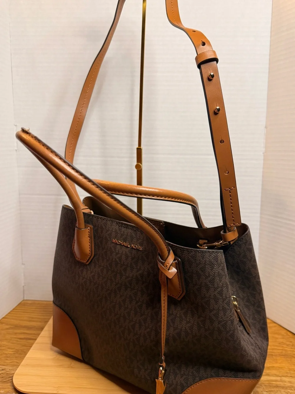 Michael Kors Mercer Gallery Satchel Brown Signature MK Logo
Crossbody Bag EUC - Picture 4 of 16